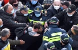 Des policiers essaient de disperser des manifestants soutenant l'ex-président géorgien Mikheil Saakachvili le 29 novembre 2021 à Tbilissi