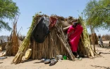 Baya Ali Moussa, 45 ans, sort de son abri, dans le camp de personnes déplacées de Yakoua, dans la province du lac Tchad, le 21 juin 2025 au Tchad