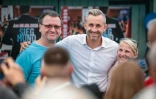 Ulrich Siegmund (C), candidat du parti d'extrême droite AfD aux élections régionales de Saxe-Anhalt, pose pour des photos avec des sympathisants lors d'un meting électoral à Haldensleben, dans l'est de l'Allemagne, le 1er septembre 2026