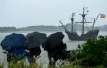 Le trois-mĂąts espagnol Nao Victoria pendant l'Armada de Rouen, sous la pluie Ă Saint-Samson-de-la-Roque, le 18 juin 2023