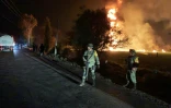 Des soldats se tiennent près de l'incendie sur un  oléoduc, à Tlahuelilpan (centre du Mexique) le 18 janvier 2019