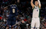 Kristaps Porzingis des Dallas Mavericks tente un tir en NBA, marqué par JaMychal Green des Denver Nuggets, le 15 novembre 2021 à Dallas