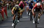 Le Néerlandais Dylan Groenewegen (g) et l'Allemand Andre Greipel lors du sprint de la 8e étape du Tour de France, le 14 juillet 2018 à Amiens