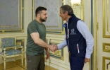 Le président ukrainien Volodymyr Zelensky (g) reçoit le directeur général de l'AIEA Rafael Grossi à Kiev, le 30 août 2022
