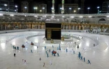 Photo d'archives de la Kaaba, autour de laquelle a été construite la Grande mosquée de La Mecque, ville sainte d'Arabie saoudite, prise le 24 avril 2020 durant des travaux de désinfection