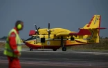 Un bombardier d'eau de la flotte italienne sur le tarmac de la base militaire 106, à Mérignac, dans le sud-ouest de la France, le 12 août 2022