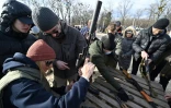 Des volontaires ukrainiens s'entraînent au maniement des armes , à Kiev le 20 février 2022