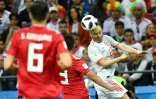 Le milieu de terrain de l'Espagne Andres Iniesta joue un ballon de la tête contre l'Iran, le 20 juin 2018 à Kazan 