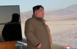 Photo diffusée le 19 décembre 2023 par KCNA du dirigeant nord-coréen Kim Jong Un qui assiste au tir d'un missile Hwasong-18 de classe ICBM (intercontinental)