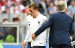 Antoine Griezmann remplacé en cours de jeu par Didier Deschamps contre le Danemark, le 26 juin 2018 à Moscou