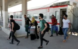 A la gare de Fallouja en Irak, des Irakiens descendent du train en provenance de Bagdad, le 19 août 2018