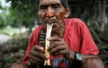 Un homme joue d'un instrument traditionnel dans un village indigène de la province de Vaupes en Colombie, le 10 novembre 2023
