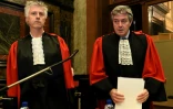 Les deux procureurs belges Yves Moreau et Bernard Michel (d), le 29 janvier 2019 au palais de justice de Bruxelles pendant le procès de Mehdi Nemmouche