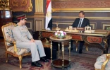 Photo d'archives de la présidence égyptienne montrant l'ancien président Mohamed Morsi et son ministre de la Défense Abdel Fattah al-Sissi, le 1er septembre 2012