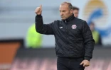 L'entraîneur de Toulouse Pascal Dupraz suit le match face à Lorient au Moustoir, le 16 avril 2016
