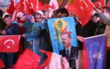Des partisans du président turc Recep Tayyip Erdogan, le 16 avril à Istanbul