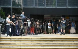 Des journalistes attendent devant le tribunal de district Wan Chai le verdict dans le procès de deux anciens rédacteurs en chef du site d'information Stand News, le 29 août 202 à Hong Kong