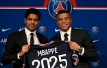 Kylian Mbappé et le président du PSG Nasser Al-Khelaifi lors d'une conférence de presse au Parc des Princes le 23 mai 2022 deux jours après l'annonce la prolongation du contrat de l'attaquant parisien