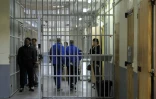 Des détenus escortés par des gardiens de prison le 6 mars 2013 aux Baumettes à Marseille