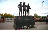 Statue fleurie des trois légendes de Manchester United devant le stade d'Old Trafford, Bobby Charlton, George Best et Denis Law, le 21 octobre 2023 