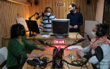 Des journalistes animent une émission dans le studio de la radio "Le Chantier", à Clermont-Ferrand, le 5 janvier 2022