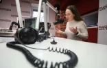 La journaliste Marta Oliyarnyk, dans les studios de la radio locale "Lvivska Khvilya", Ă Lviv, en Ukraine, le 18 mars 2022