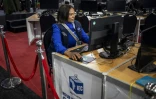 Une employée suit sur ordinateur les résultats des votes au Centre national des résultats de la Commission électorale indépendante (CEI) à Midrand, le 31 mai 2024 en Afrique du Sud