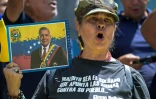 Une sympathisante de l'opposition tient un portrait d'Edmundo Gonzalez Urrutia le 30 juillet 2024 Ă Caracas