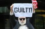 Un manifestant tient à bout de bras une pancarte "coupable" devant le tribunal d'Alexandria en Virginie où l'ex-chef de campagne de Donald Trump a été reconnu coupable de fraude bancaire et fiscale, le 21 août 2018  