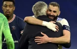 L'entraîneur italien du Real Madrid Carlo Ancelotti félicite l'attaquant français Karim Benzema, auteur d'un triplé face au Paris Saint-Germain, en 8e de finale retour de la Ligue des Champions, le 9 mars 2022 au Stade Santiago Bernabéu