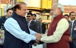 Photo publiée le 25 décembre 2015 par le service de presse du gouvernement indien, montrant les Premiers ministres indien Narendra Modi (d) et pakistanais Nawaz Sharif à Lahore