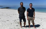 Tom Daune, le responsable de l'école de voile (d) et Olivier Sanz, directeur adjoint, le 18 mai 2020 sur la plage des Glénans, dans le Finistère
