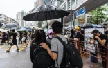 Etudiants, Abby, 19 ans, et Nick, 20 ans, se tiennent par la main, tissant leur histoire d'amour née dans les manifestations d'un long été hongkongais.