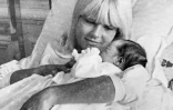 La chanteuse française Sylvie Vartan est photographiée le 16 août 1966 dans une clinique parisienne au lendemain de la naissance de David, fils de Johnny Hallyday