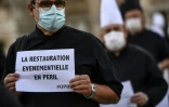 Un travailleur de la restauration événementielle manifeste à Paris le 24 juin 2020