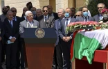 Le président de l'Autorité palestinienne Mahmoud Abbas prononce un discours devant le cercueil de la journaliste Shireen Abu Akleh, à Ramallah, le 12 mai 2022