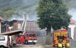 Les pompiers sur les lieux d'un incendie dans un foyer pour personnes handicapées à Wintzenheim près de Colmar, dans le Haut-Rhin, le 9 août 2023 