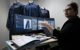 Une styliste travaille sur une collection de denim Imki générée par l'IA dans les bureaux de la start-up Imki à Schiltigheim, près de Strasbourg, le 26 février 2025 dans le Bas-Rhin