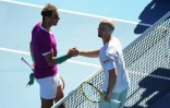 L'Espagnol Rafael Nadal (gauche) et le Français Adrian Mannarino (droite) après leur match des 8es de finale de l'Open d'Australie à Melbourne le 23 janvier