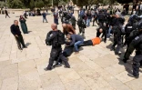 Heurts entre Palestiniens et policiers israéliens sur l'esplanade des Mosquées à Jérusalem-Est, le 5 mai 2022
