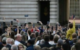 La foule attend le roi Charles III devant le palais de Buckingham, le 9 septembre 2022 