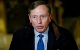 Le général à la retraite David Petraeus, ancien directeur de la CIA, quitte la Trump Tower après une rencontre avec le président élu Donald Trump, le 28 novembre 2016 à New York