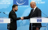Le président ukrainien Volodymyr Zelensky (g) et le secrétaire général du Conseil de l'Europe Alain Berset après la signature d'un accord pour la création d'un tribunal spécial pour juger les responsables du "crime d'agression contre l'Ukraine" par la Russie, le 25 juin 2025 au Conseil de l'Europe à Strasbourg, dans l'est de la France