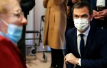 Le ministre de la Santé Olivier Véran en visite dans un Ehpad à Troyes le 15 janvier 2021)