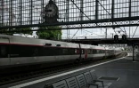 Avec la hausse des températures, les caténaires ont tendance à se détendre et certaines peuvent finir par être déchirées au passage des trains