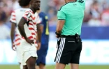 L'attaquant américain Folarin Balogun est exclu par l'arbitre Raphael Claus pour une faute sur le Bosnien Tarik Muharemovic, le 1er juillet 2026 à Santa Clara