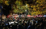 Des manifestants à Varsovie devant la Cour constitutionnelle polonaise, le 30 octobre 2026