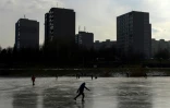Patinage sur un lac gelé à Prague, le 27 février 2018