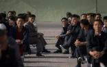 Des spectateurs rassemblés pour regarder une déclaration télévisée du dirigeant nord-coréen Kim Jong-Un près de la gare centrale de Pyongyang, le 22 septembre 2017.