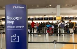 Des voyageurs au comptoir de la Latam Airlines à l'aéroport d'Auckland, au lendemain d'un "incident" technique sur un Boeing 787 de la compagnie, le 12 mars 2024 en Nouvelle-Zélande